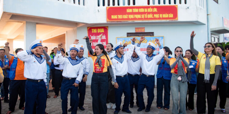 Duyên Quỳnh: Không áp lực bị so sánh với Viết tiếp câu chuyện hoà bình khi ra ca khúc mới