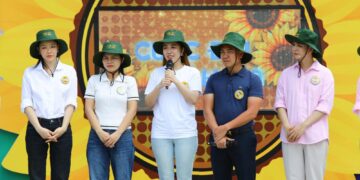 Cuộc đời nở hoa – Tập 7: Không cầm được nước mắt trước cảnh người bà gần 80 tuổi đi nhặt ve chai để nuôi cháu gái mồ côi