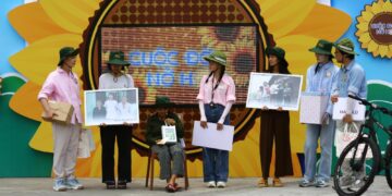 CEO Phạm Kim Dung và đạo diễn Hoàng Nhật Nam bù đắp cho hoàn cảnh khó khăn ở “Cuộc đời nở hoa”