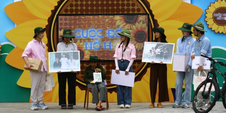 CEO Phạm Kim Dung và đạo diễn Hoàng Nhật Nam bù đắp cho hoàn cảnh khó khăn ở “Cuộc đời nở hoa”