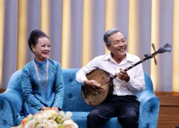 NSND Hồng Vân ngưỡng mộ chuyện tình 50 năm của đôi nghệ sĩ đờn ca tài tử Song Oanh và Sáu Hưng