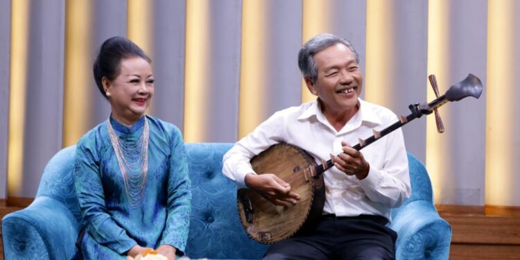 NSND Hồng Vân ngưỡng mộ chuyện tình 50 năm của đôi nghệ sĩ đờn ca tài tử Song Oanh và Sáu Hưng