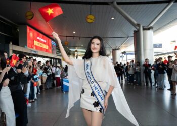 Hàng trăm khán giả ra sân bay tiễn Hoa hậu Ý Nhi sang Ấn Độ thi Miss World