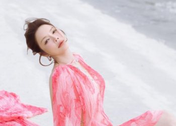 Vẻ đẹp thanh nhã của Lý Nhã Kỳ bay bổng trên Vịnh Hạ Long