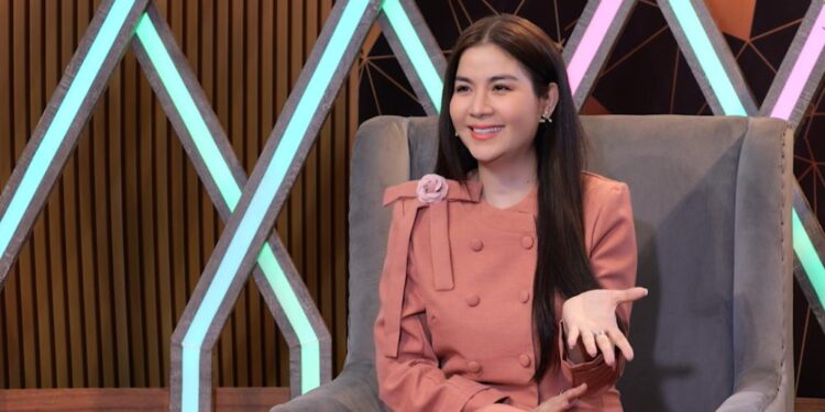 Chặng đường lặng lẽ mà rực rỡ của Kha Ly: “Cái duyên đến đâu thì mình đi đến đó”