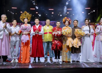 Nhà thiết kế Việt Hùng sáng tạo với áo ngũ thân Huế