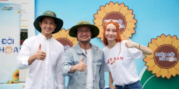 Đạo diễn Hoàng Nhật Nam, ca sĩ MLee và diễn viên Ma Ran Đô đội mưa giúp đỡ hoàn cảnh khó khăn