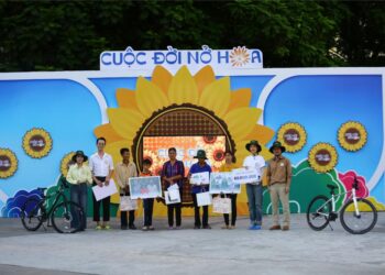 Cuộc đời nở hoa tiếp tục trao thêm gần 150 triệu đồng cho gia đình khó khăn