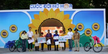 Cuộc đời nở hoa tiếp tục trao thêm gần 150 triệu đồng cho gia đình khó khăn