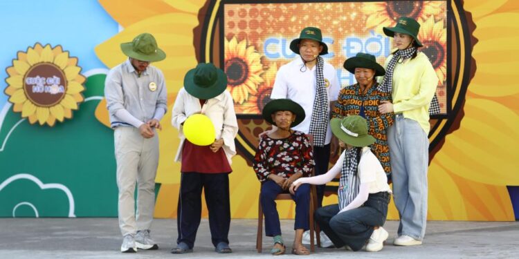 Cuộc Đời Nở Hoa: Xúc động chuyện người mẹ có con trai chậm phát triển trí tuệ, cô gái Ê-đê bị chồng bỏ rơi