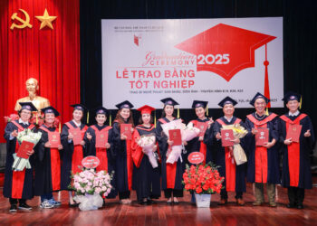 NSND Trịnh Kim Chi ngập tràn hạnh phúc bên gia đình ngày nhận bằng Thạc sĩ tại Hà Nội