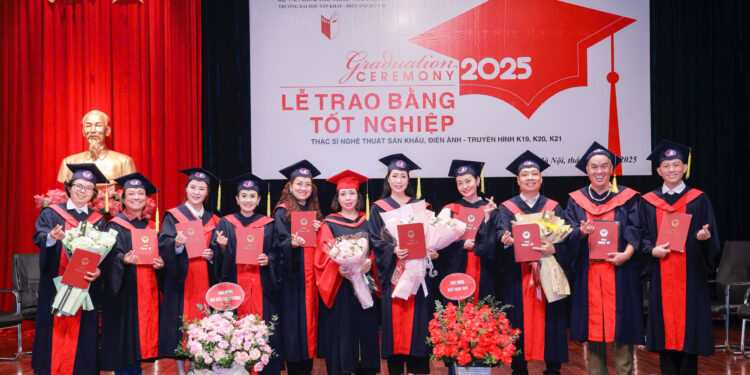 NSND Trịnh Kim Chi ngập tràn hạnh phúc bên gia đình ngày nhận bằng Thạc sĩ tại Hà Nội