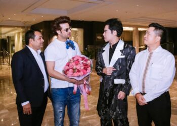 Diễn viên “Cuộc đời Đức Phật” đáp chuyến bay từ Ấn Độ đến thăm Ngọc Sơn tại Thái Lan