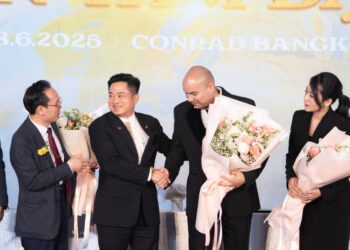 Nguyên Phó Thủ tướng Thái Lan chúc mừng A Tuân trong lễ ra mắt dự án tầm vóc quốc tế