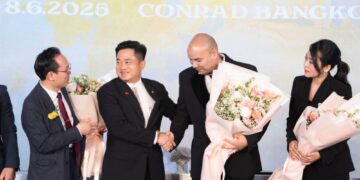 Nguyên Phó Thủ tướng Thái Lan chúc mừng A Tuân trong lễ ra mắt dự án tầm vóc quốc tế