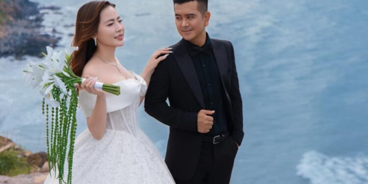  “Cậu bé An” ngày nào rạng rỡ trong loạt ảnh cưới bên vợ xinh đẹp