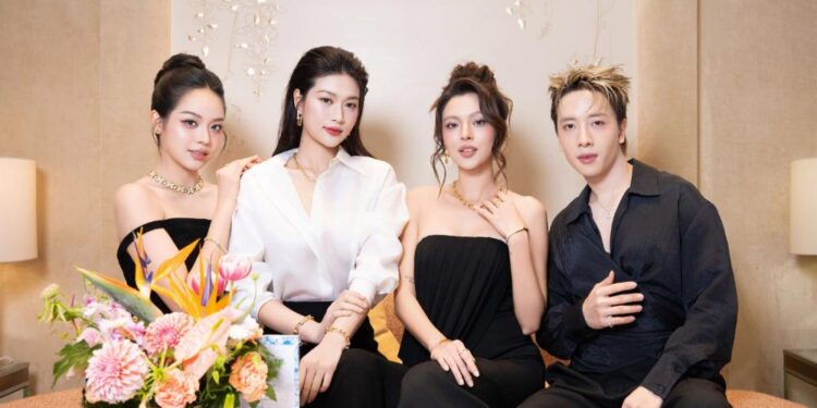 Vừa đáp chuyến bay từ Mỹ, Hoa hậu Thanh Thủy lộng lẫy với trang sức bạc tỷ tại sự kiện