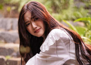 Thoại Nghi hát về “Điều Đau Lòng Nhất” khi đang lưu diễn châu Âu, đánh dấu bước trưởng thành trong âm nhạc