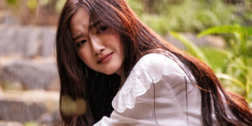 Thoại Nghi hát về “Điều Đau Lòng Nhất” khi đang lưu diễn châu Âu, đánh dấu bước trưởng thành trong âm nhạc