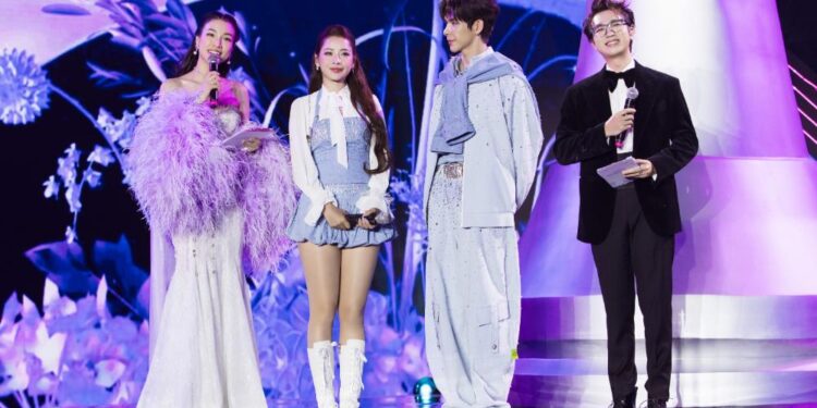 MC Hoàng Oanh duyên dáng, trẻ trung không tuổi khi làm MC cho đêm chung kết Hoa Khôi Sinh Viên Việt Nam 2025