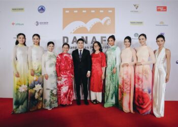 HHHV Việt Nam 2025 Phương Linh, Á Hậu HVVN 2025 Cẩm Ly khoe sắc với áo dài tại thảm đỏ đầu tiên sau đăng quang