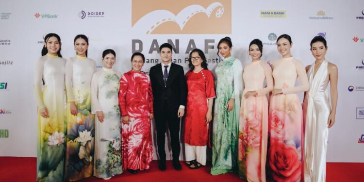 HHHV Việt Nam 2025 Phương Linh, Á Hậu HVVN 2025 Cẩm Ly khoe sắc với áo dài tại thảm đỏ đầu tiên sau đăng quang