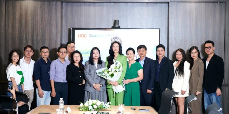 Không phải Hoa Hậu Nguyễn Hoàng Phương Linh hay Ceo Bảo Hoàng, hai nữ lãnh đạo từ tập đoàn công nghệ mới là điểm nhấn tại “company coming”