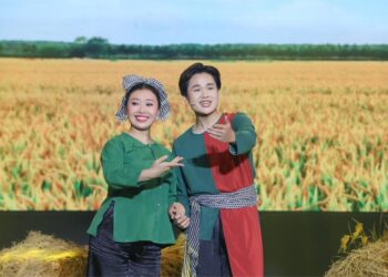 Ca sĩ Quốc Đại “mê mẩn” với màn múa guốc duyên dáng của Triệu Phú