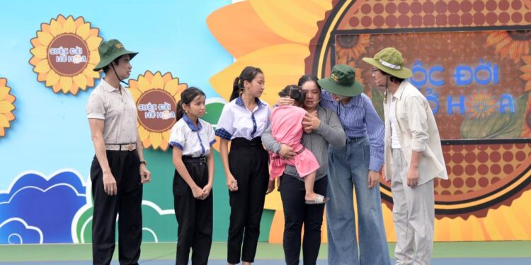 Cuộc đời nở hoa Tập 15: Hera Ngọc Hằng nghẹn ngào nhớ về bố, ca sĩ Ngọc Sơn cảm phục người cha “gà trống nuôi con”