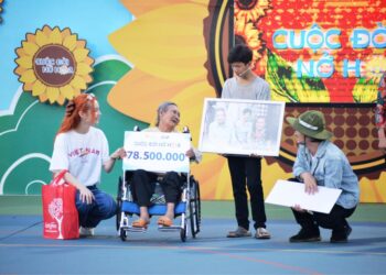 MLee và Ma Ran Đô giúp nhân vật Cuộc Đời Nở Hoa chuộc lại nhà, có tiền chữa bệnh và học nghề 