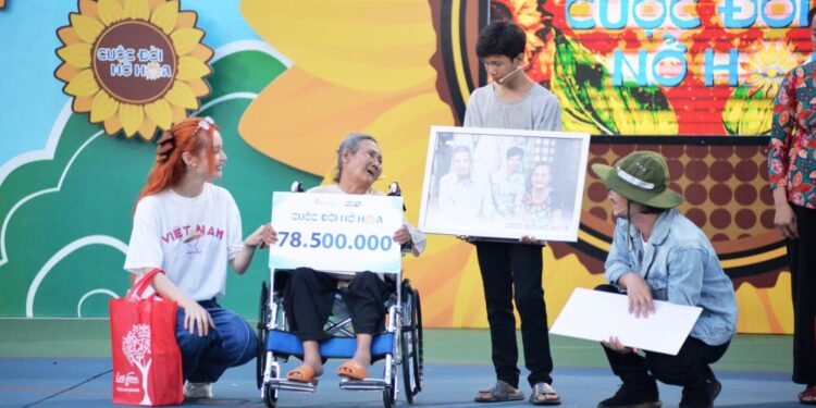 MLee và Ma Ran Đô giúp nhân vật Cuộc Đời Nở Hoa chuộc lại nhà, có tiền chữa bệnh và học nghề