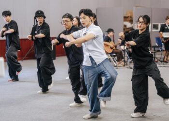 Hoàng Dũng là nghệ sĩ Việt Nam đầu tiên sử dụng công nghệ âm thanh mới này cho concert Xoay Tròn