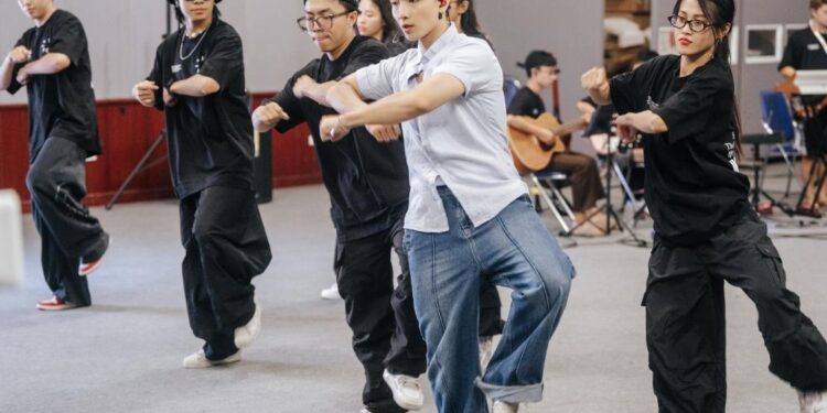 Hoàng Dũng là nghệ sĩ Việt Nam đầu tiên sử dụng công nghệ âm thanh mới này cho concert Xoay Tròn