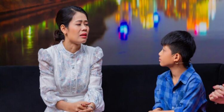 Cha bị tai biến, cậu bé 11 tuổi Công Vinh khiến  MC Ốc Thanh Vân xúc động vì sự “hiểu chuyện”
