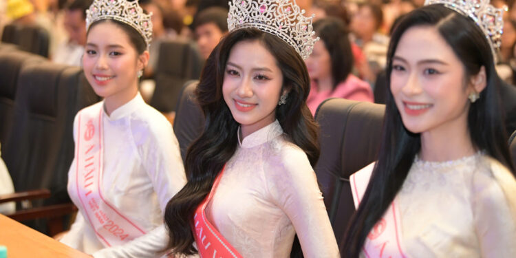 Hoa Hậu Việt Nam Hà Trúc Linh, Á Hậu Châu Anh, Á Hậu Vân Nhi  về trường Đại học Tài chính – Marketing giao lưu cùng sinh viên