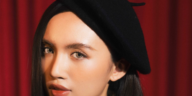 Tân binh LEXXY được ví như công chúa khi mặc đồ GUCCI