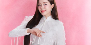 Hưởng ứng Lễ Quốc khánh 2/9, Hoa hậu Kiều Duy diện áo dài trắng trong bộ hình đầu tiên gửi đến Miss International