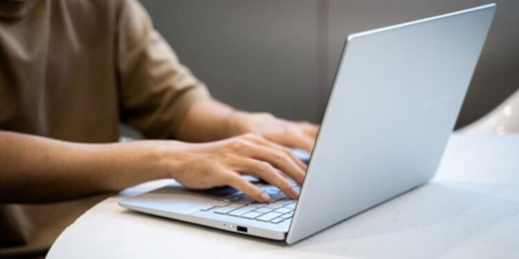 ASUS phổ cập laptop AI tại Việt Nam, hoàn thiện dải sản phẩm Vivobook S14 với đầy đủ phiên bản Intel, AMD và Snapdragon