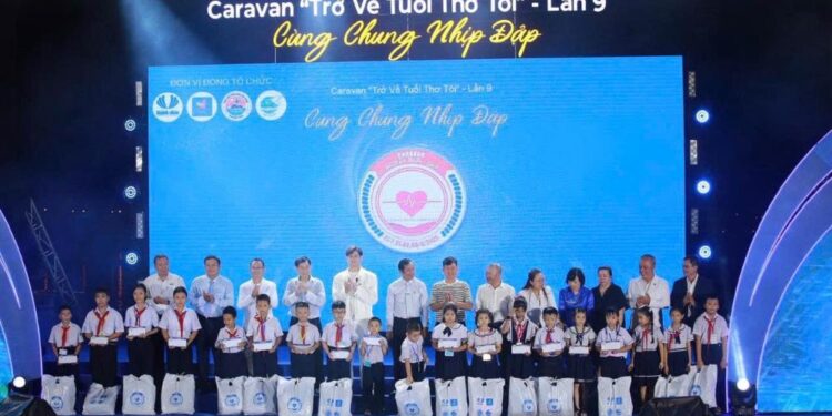 Ông Johnathan Hạnh Nguyễn đồng hành cùng 1.050 học sinh khó khăn Khánh Hòa