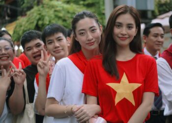 Hoa hậu Trần Tiểu Vy, Hoa hậu Lương Thùy Linh tham dự buổi sơ duyệt Lễ diễu binh, diễu hành kỷ niệm A80