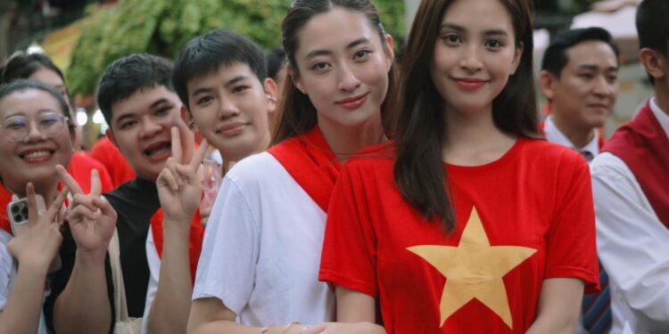 Hoa hậu Trần Tiểu Vy, Hoa hậu Lương Thùy Linh tham dự buổi sơ duyệt Lễ diễu binh, diễu hành kỷ niệm A80