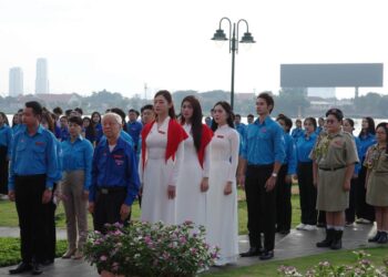 Hoa hậu Đoàn Thiên Ân, Lương Thuỳ Linh, Kiều Duy, Tuấn Ngọc trang nghiêm dự lễ chào cờ chào mừng Đại lễ 2/9