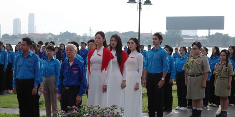 Hoa hậu Đoàn Thiên Ân, Lương Thuỳ Linh, Kiều Duy, Tuấn Ngọc trang nghiêm dự lễ chào cờ chào mừng Đại lễ 2/9