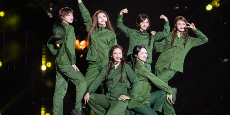 Trang Pháp hát Mãi Là Người Việt Nam cùng các nghệ sĩ, mang lại cái kết trọn vẹn cho concert yêu nước