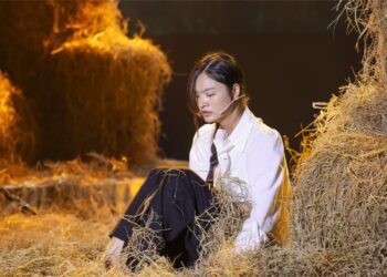 Danh ca Phương Dung rơm rớm nước mắt với tiết mục đầy cảm xúc của Kiều Hằng