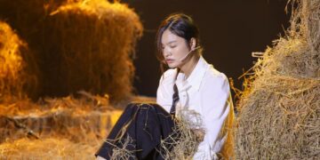 Danh ca Phương Dung rơm rớm nước mắt với tiết mục đầy cảm xúc của Kiều Hằng