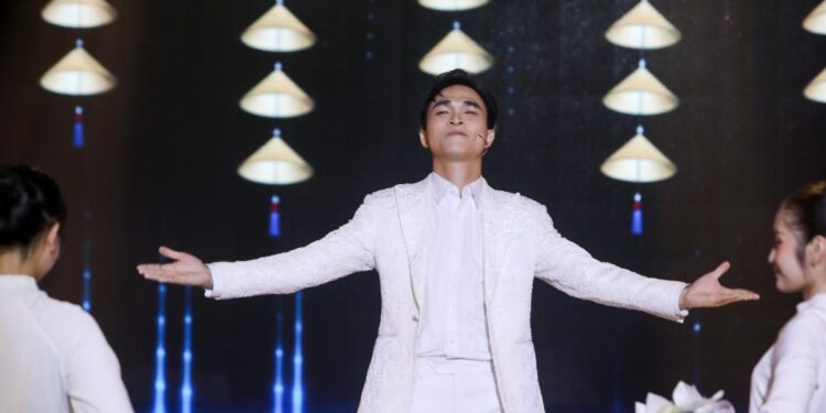 Giám khảo Vũ Thành Vinh xúc động với câu chuyện mà La Chí Hùng mang đến sân khấu Tình Bolero 2025