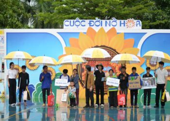 Hoa hậu Thanh Thủy, Nam vương Tuấn Ngọc “lăn lê bò trườn” giành phần thưởng giúp người nghèo