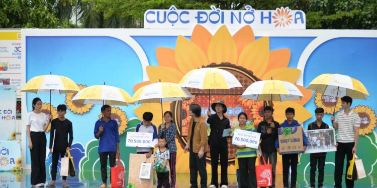 Hoa hậu Thanh Thủy, Nam vương Tuấn Ngọc “lăn lê bò trườn” giành phần thưởng giúp người nghèo