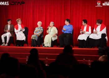 Album đầu tay và hai ca khúc “Nhà Tôi Có Treo Một Lá Cờ”,  “Mùa Gió Thổi Trên Mái Nhà” đánh dấu bước ngoặt mới trong hành trình nghệ thuật của DTAP